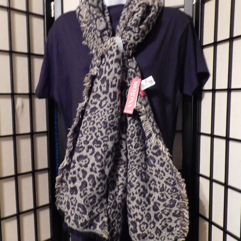 MERONA BLACK AND WHITE SCARF NWT